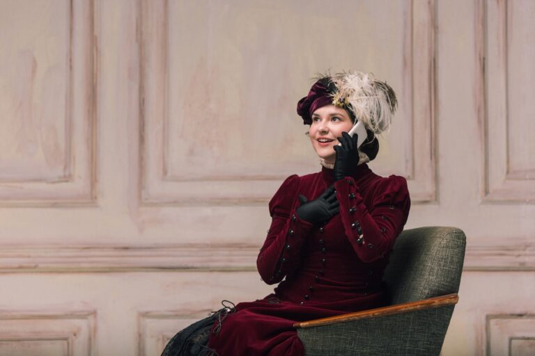 Retro Glamour: Channeling Classic Elegance in the Modern Era